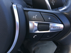 車の音声コントロールボタン